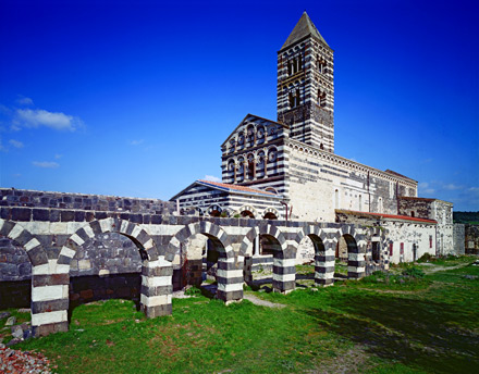 Codrongianos (Sassari), Église de Santissima Trinità di Saccargia, extérieur